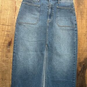 Classic Blue Denim Women's Skirt!  Hits your curves in all the right places!